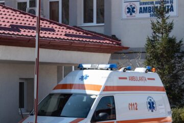 Un bărbat a fost rănit grav și a fost transportat cu ambulanța la spital