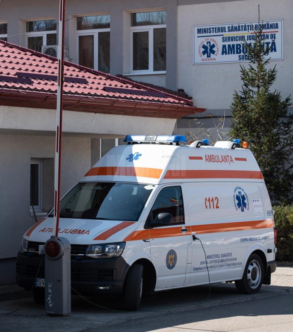 Un bărbat a fost rănit grav și a fost transportat cu ambulanța la spital