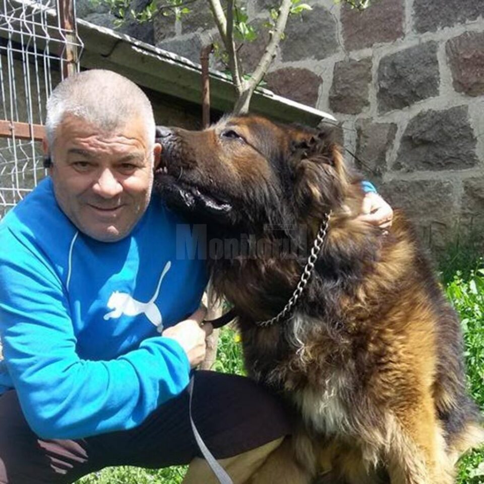 Marin Barbu, aflat în izolare la Sfântu Gheorghe, jucându-se cu câinele său