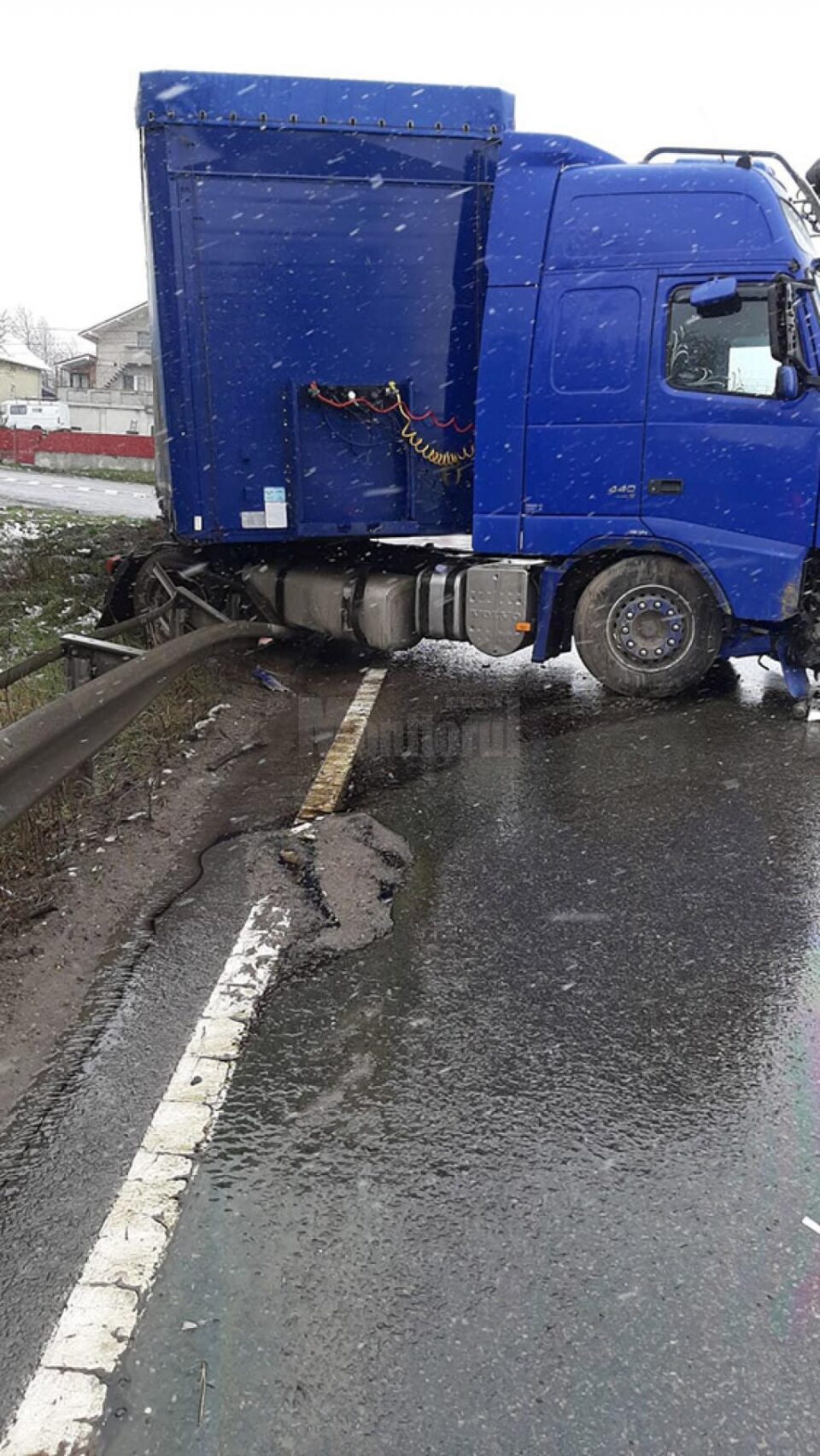 Pe DN 17, la Ilișești,un tir a intrat în parapet