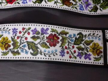 O tânără din Cajvana, Diana Seserman, coase cămăși, curele și chimire cu mărgele