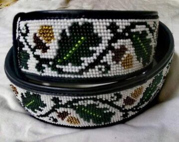 O tânără din Cajvana, Diana Seserman, coase cămăși, curele și chimire cu mărgele