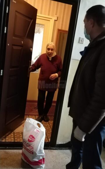 Campania de distribuire a pachetelor cu produsele alimentare oferite de Primăria Suceava continuă, cu ajutorul tinerilor voluntari din ATOS