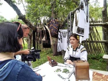 O tânără din Cajvana, Diana Seserman, coase cămăși, curele și chimire cu mărgele