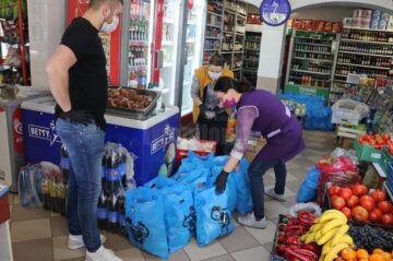 Peste 1000 de pachete cu alimente sunt oferite de Primăria Suceava, cu ajutorul voluntarilor, persoanelor nevoiașe din municipiu
