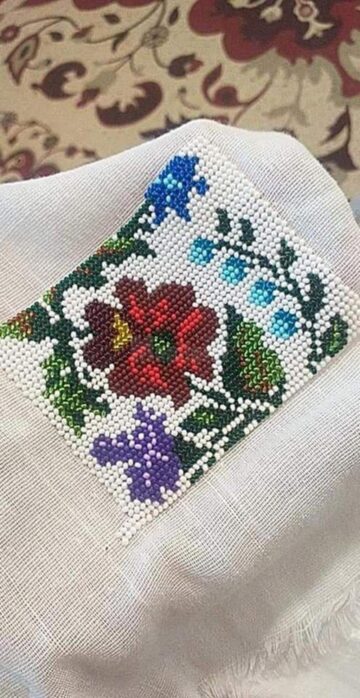 O tânără din Cajvana, Diana Seserman, coase cămăși, curele și chimire cu mărgele