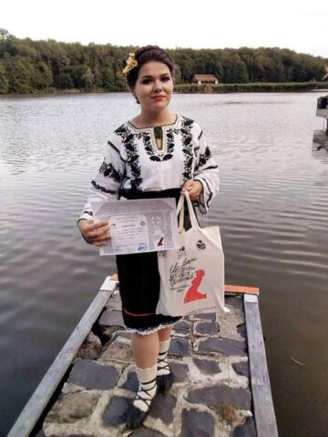 O tânără din Cajvana, Diana Seserman, coase cămăși, curele și chimire cu mărgele