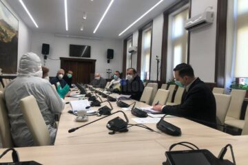 Autoritățile județene și conducerea spitalului au discutat despre problemele legate de gestionartea pandemiei de coronavirus