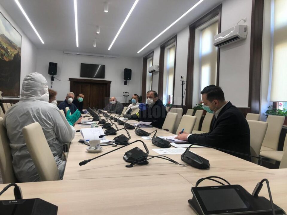 Autoritățile județene și conducerea spitalului au discutat despre problemele legate de gestionartea pandemiei de coronavirus Autoritățile județene și conducerea spitalului au discutat despre problemele legate de gestionartea pandemiei de coronavirus