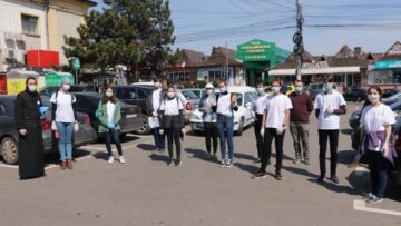 Campania de distribuire a pachetelor cu produsele alimentare oferite de Primăria Suceava continuă, cu ajutorul tinerilor voluntari din ATOS