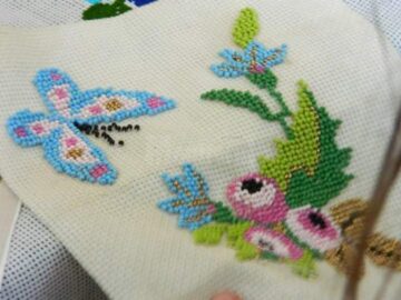 O tânără din Cajvana, Diana Seserman, coase cămăși, curele și chimire cu mărgele