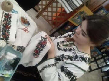 O tânără din Cajvana, Diana Seserman, coase cămăși, curele și chimire cu mărgele