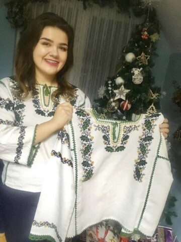 O tânără din Cajvana, Diana Seserman, coase cămăși, curele și chimire cu mărgele