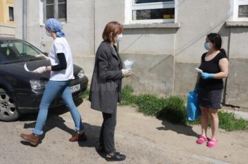 Peste 1000 de pachete cu alimente sunt oferite de Primăria Suceava, cu ajutorul voluntarilor, persoanelor nevoiașe din municipiu