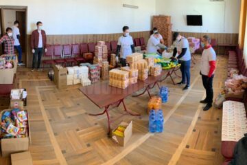 Pachete de Paște pentru bătrâni, veterani de război și familii nevoiașe, distribuite de Fundația Nord 2001