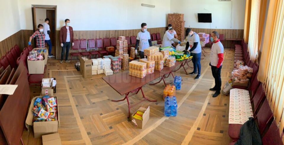 Pachete de Paște pentru bătrâni, veterani de război și familii nevoiașe, distribuite de Fundația Nord 2001