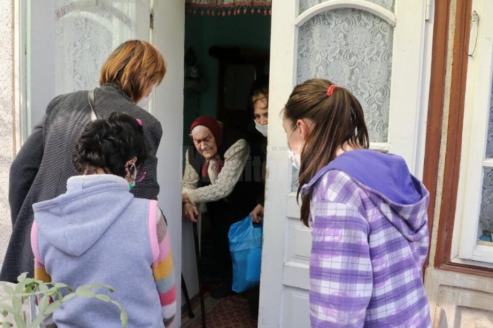 Campania de distribuire a pachetelor cu produsele alimentare oferite de Primăria Suceava continuă, cu ajutorul tinerilor voluntari din ATOS Campania de distribuire a pachetelor cu produsele alimentare oferite de Primăria Suceava continuă, cu ajutorul tinerilor voluntari din ATOS
