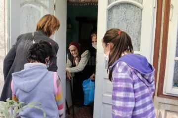 Campania de distribuire a pachetelor cu produsele alimentare oferite de Primăria Suceava continuă, cu ajutorul tinerilor voluntari din ATOS