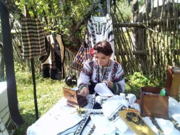 O tânără din Cajvana, Diana Seserman, coase cămăși, curele și chimire cu mărgele