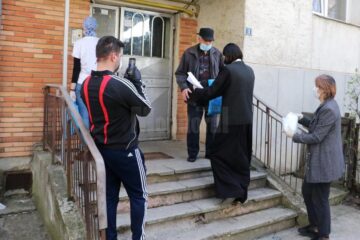 Campania de distribuire a pachetelor cu produsele alimentare oferite de Primăria Suceava continuă, cu ajutorul tinerilor voluntari din ATOS