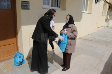 Peste 1000 de pachete cu alimente sunt oferite de Primăria Suceava, cu ajutorul voluntarilor, persoanelor nevoiașe din municipiu