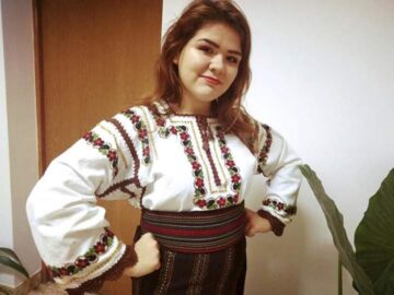 O tânără din Cajvana, Diana Seserman, coase cămăși, curele și chimire cu mărgele