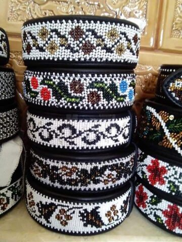 O tânără din Cajvana, Diana Seserman, coase cămăși, curele și chimire cu mărgele