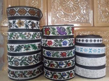 O tânără din Cajvana, Diana Seserman, coase cămăși, curele și chimire cu mărgele