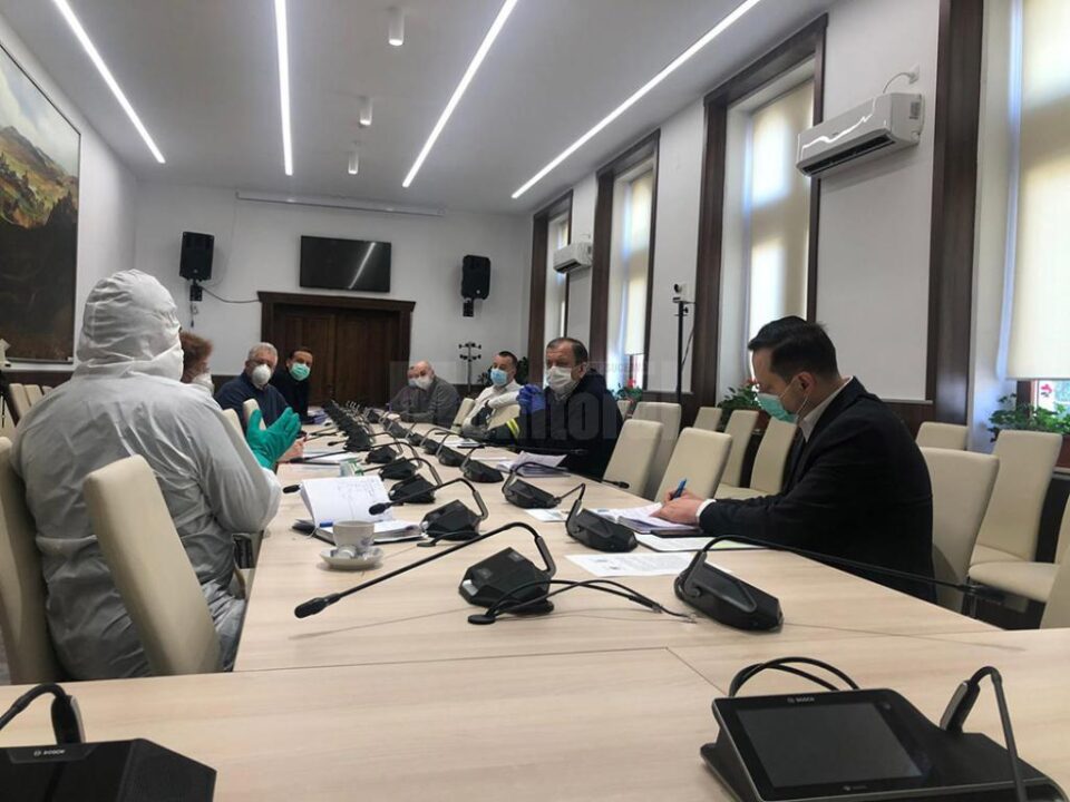 Autoritățile județene și conducerea spitalului au discutat despre problemele legate de gestionarea pandemiei de coronavirus Autoritățile județene și conducerea spitalului au discutat despre problemele legate de gestionarea pandemiei de coronavirus