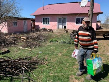 Pachete de Paște pentru bătrâni, veterani de război și familii nevoiașe, distribuite de Fundația Nord 2001