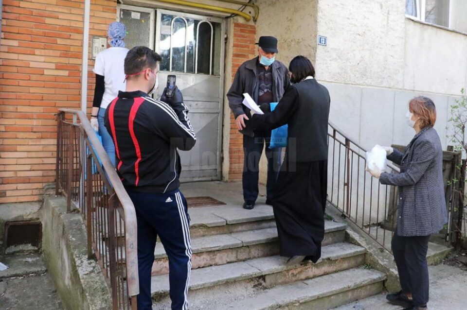 800 din cele 1000 de pachete cu alimente oferite de Primăria Suceava au fost distribuite, dar acțiunea continuă