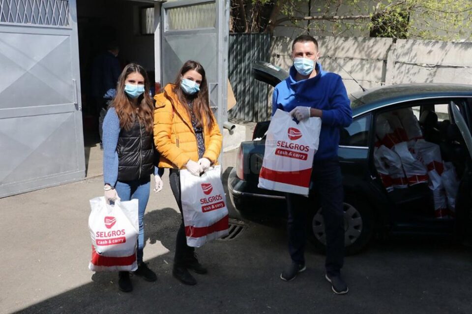 800 din cele 1000 de pachete cu alimente oferite de Primăria Suceava au fost distribuite, dar acțiunea continuă