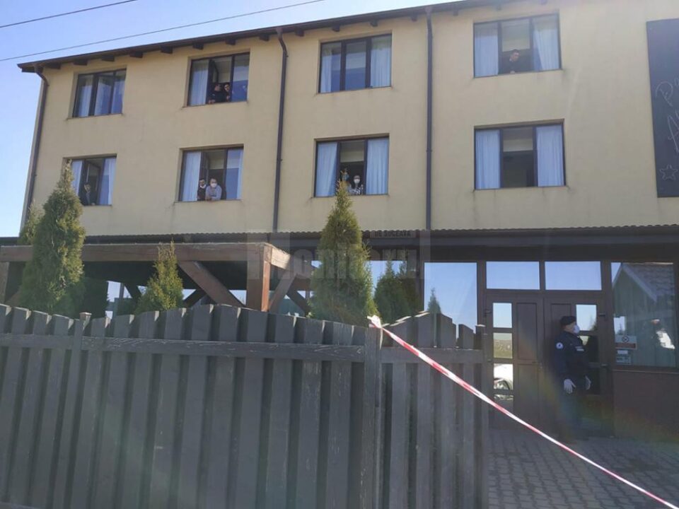 ”Vrem acasă”. Asta au strigat persoanele care stau în carantină într-o pensiune din Moara