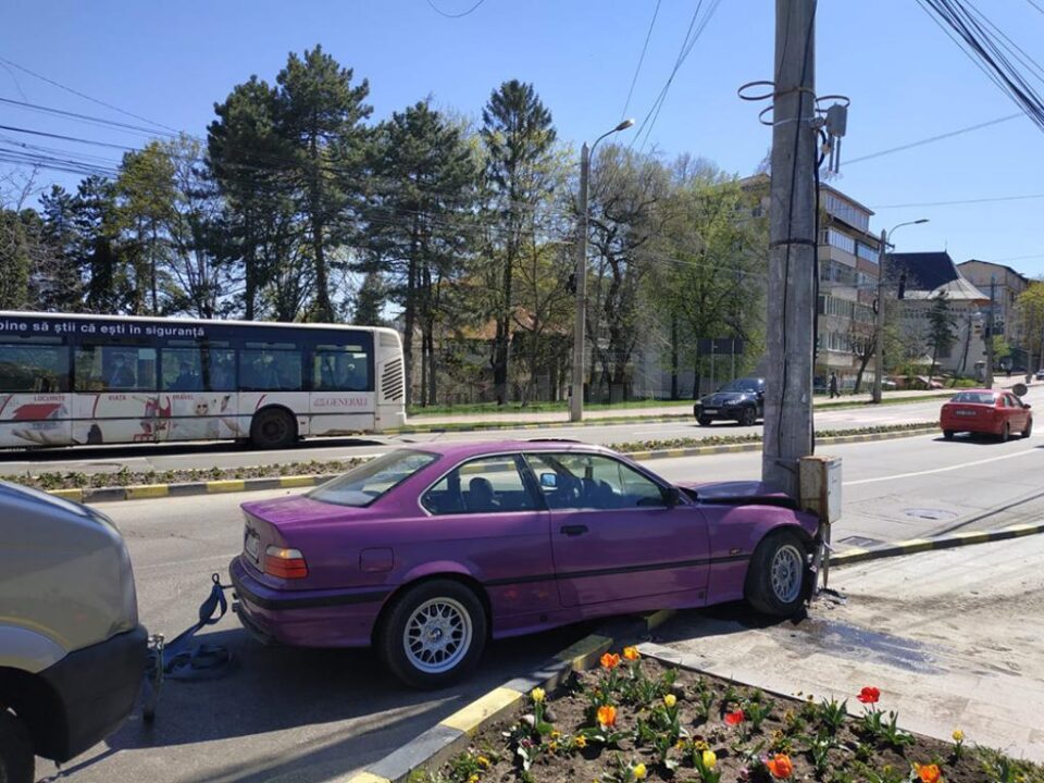 S-a proptit cu BMW-ul într-un stâlp