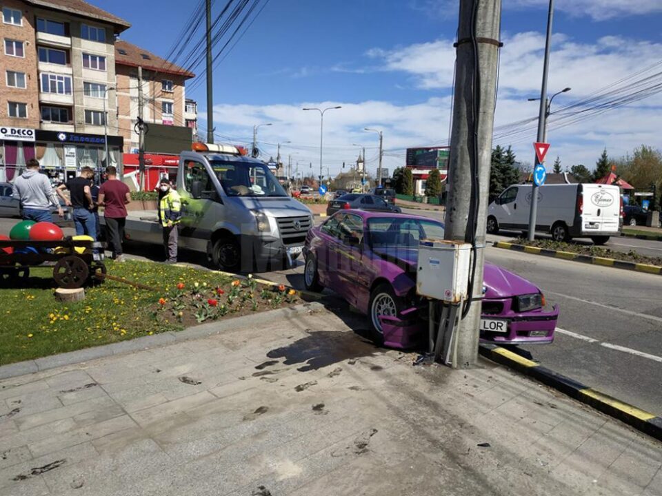 S-a proptit cu BMW-ul într-un stâlp