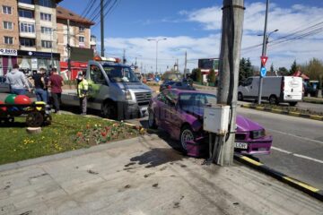 S-a proptit cu BMW-ul într-un stâlp