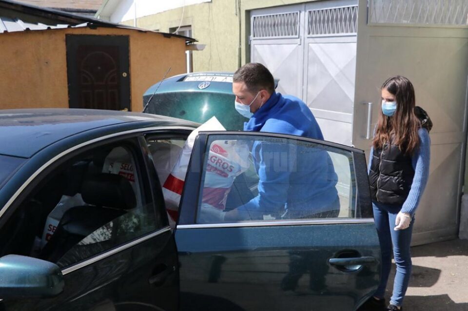 800 din cele 1000 de pachete cu alimente oferite de Primăria Suceava au fost distribuite, dar acțiunea continuă