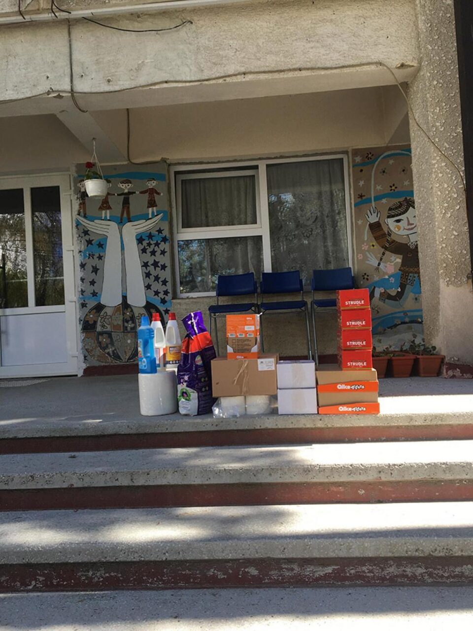 Produse de curățenie și multe dulciuri au ajuns la zeci de copii din centre de plasament, la inițiativa Asociației „Euroactiv”