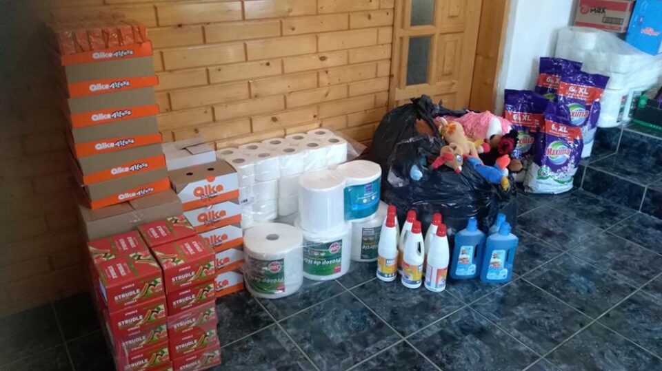 Produse de curățenie și multe dulciuri au ajuns la zeci de copii din centre de plasament, la inițiativa Asociației „Euroactiv”