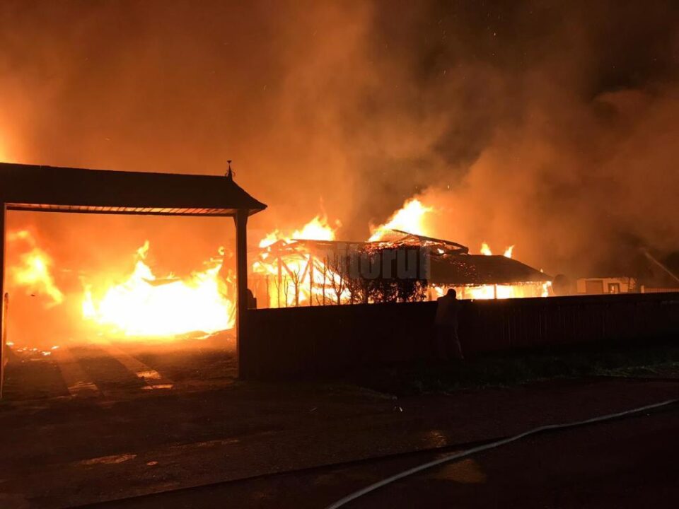 Flăcările au cuprins două gospodării în miez de noapte