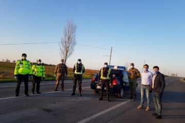 O masă caldă pentru forțele de ordine de la toate cele 10 puncte fixe de control la ieșirea din zona de carantină