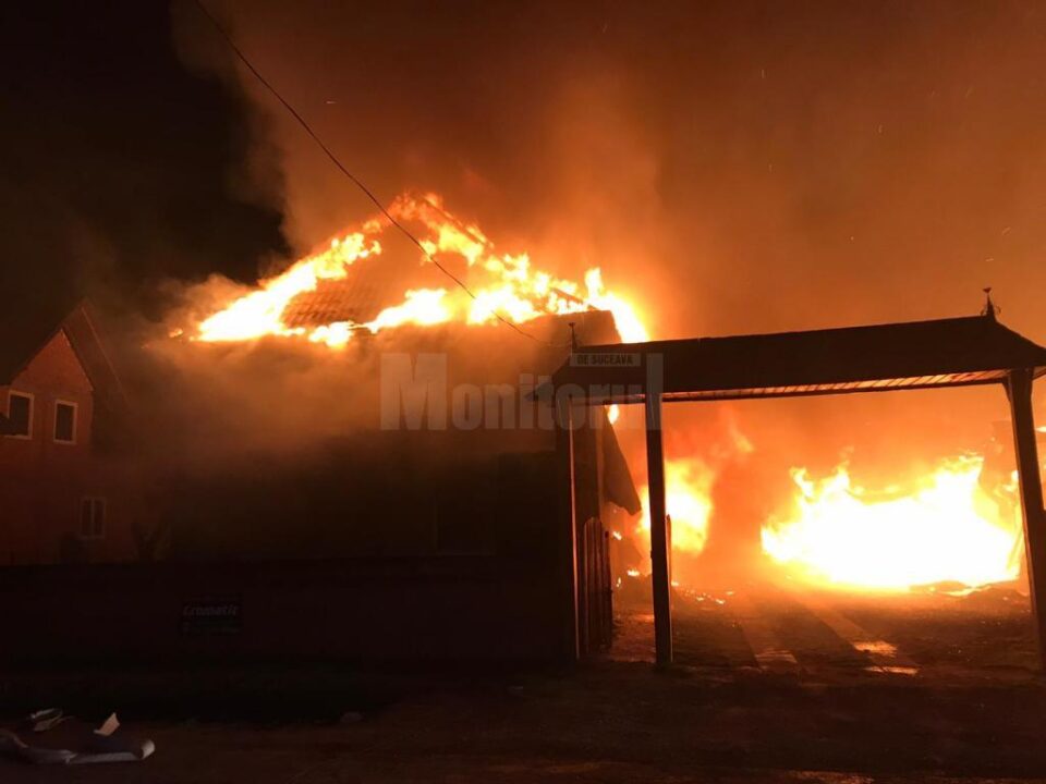 Flăcările au cuprins două gospodării în miez de noapte