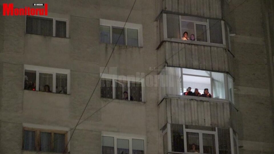 Noaptea de Înviere la Catedrala „Nașterea Domnului” Suceava: preoții în biserică, credincioșii la balcoane cu candele aprinse