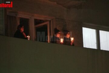 Noaptea de Înviere la Catedrala „Nașterea Domnului” Suceava: preoții în biserică, credincioșii la balcoane cu candele aprinse