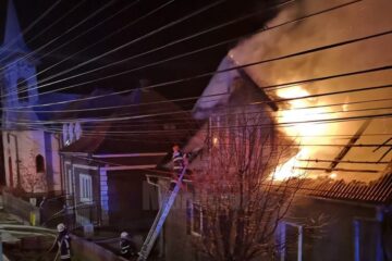 Acoperișul unei case, distrus din cauza unei lumânări uitate aprinse, la Bucșoaia