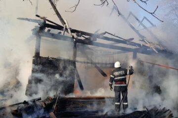Trei anexe ale unei gospodării din Bivolărie, distruse de un incendiu în dimineața Paștelui