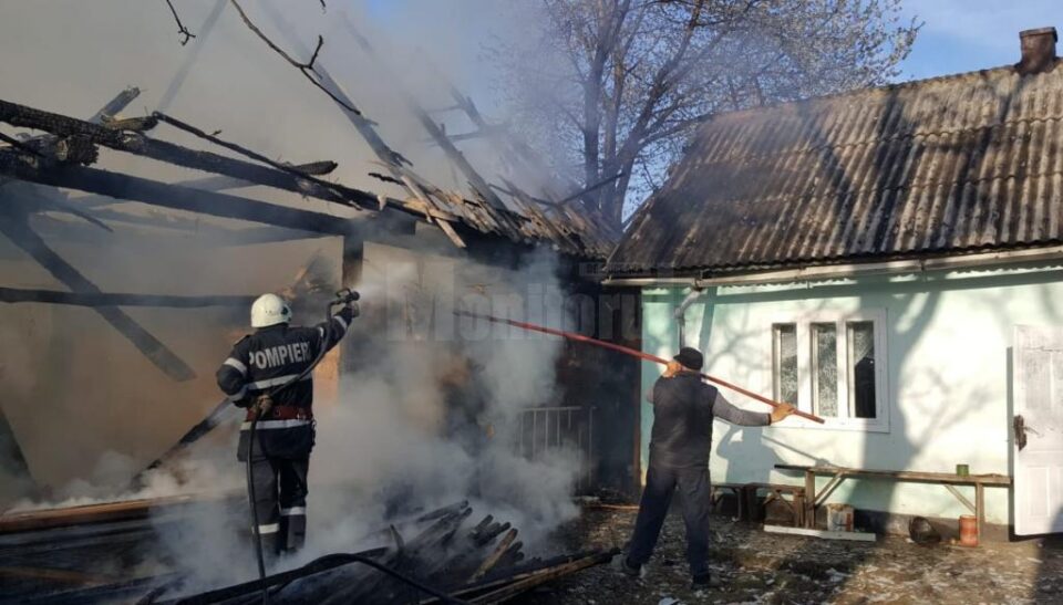 Trei anexe ale unei gospodării din Bivolărie, distruse de un incendiu în dimineața Paștelui