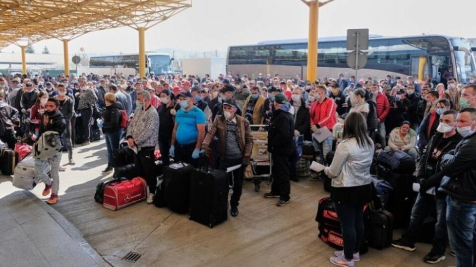 Români plecând la muncă în Germania, de pe Aeroportul Cluj sursa foto stirileprotv.ro Români plecând la muncă în Germania, de pe Aeroportul Cluj sursa foto stirileprotv.ro