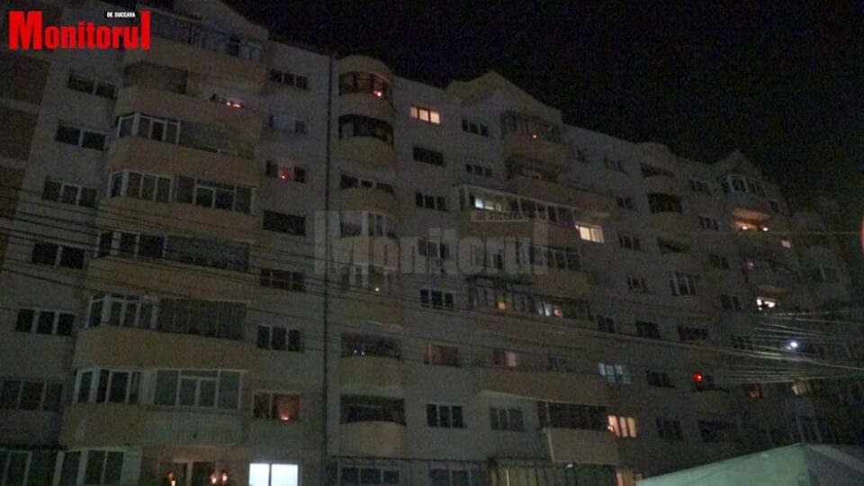 Noaptea de Înviere la Catedrala „Nașterea Domnului” Suceava: preoții în biserică, credincioșii la balcoane cu candele aprinse