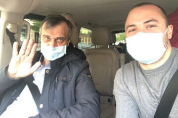 Daniel Grigoriciuc, ieri, în drum spre casă, alături de colegul Florin Milici